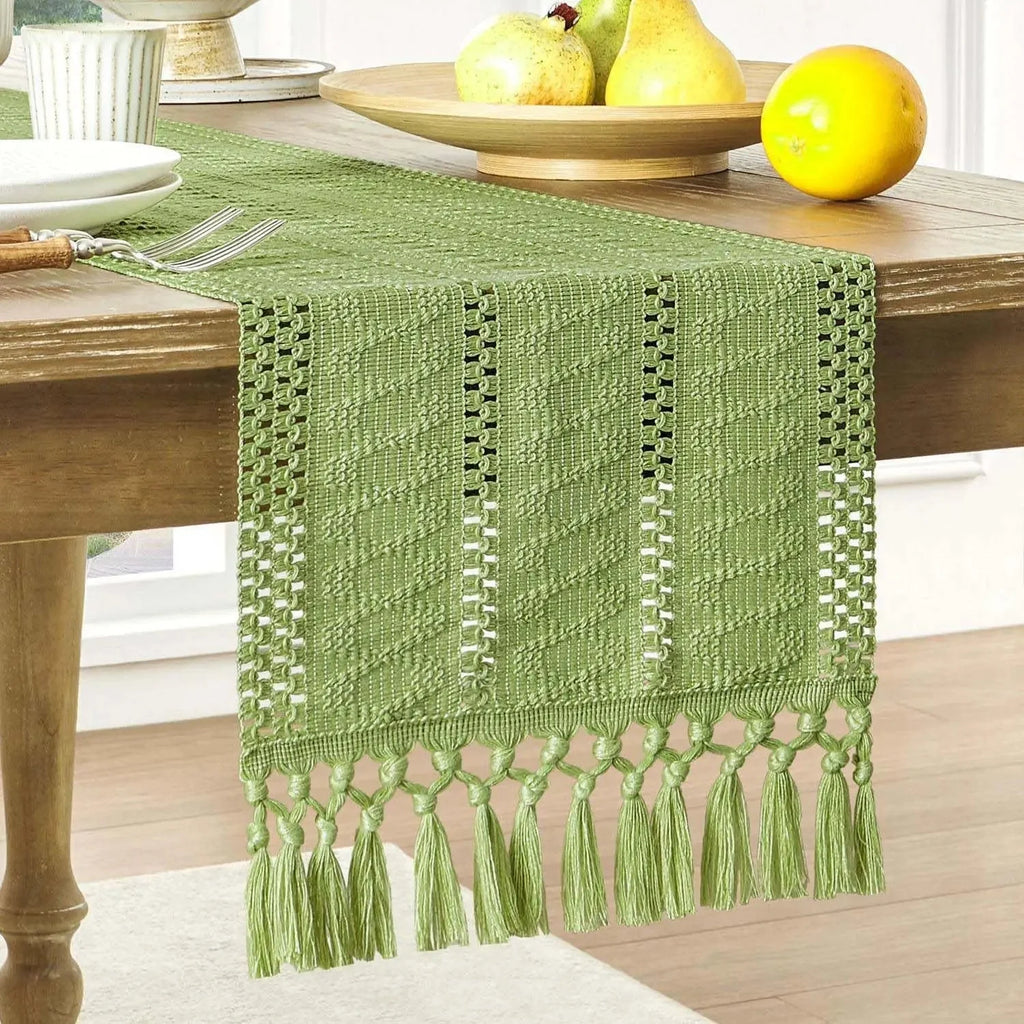 Chemin de table en macramé vert sauge avec citrons sur la table