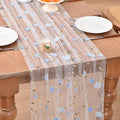 Chemin de table en tulle marguerites bleu ciel sur une table en bois