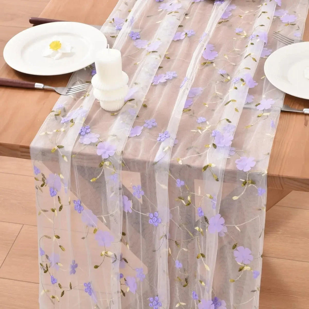 Chemin de table en tulle marguerites lilas sur une table