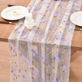 Chemin de table en tulle marguerites lilas sur une table