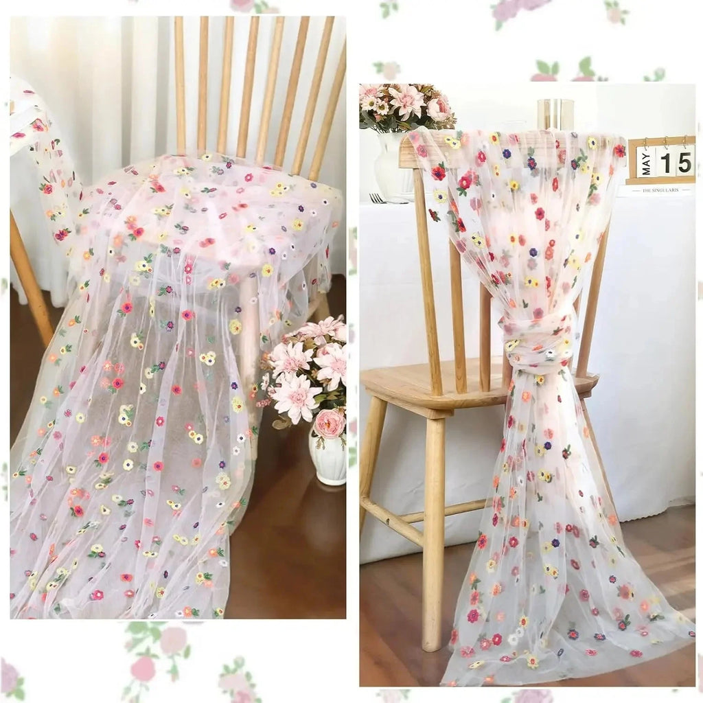 Tulle marguerites lilas drapé sur des chaises de cérémonie