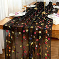 Chemin de table en tulle marguerites noir sur une table