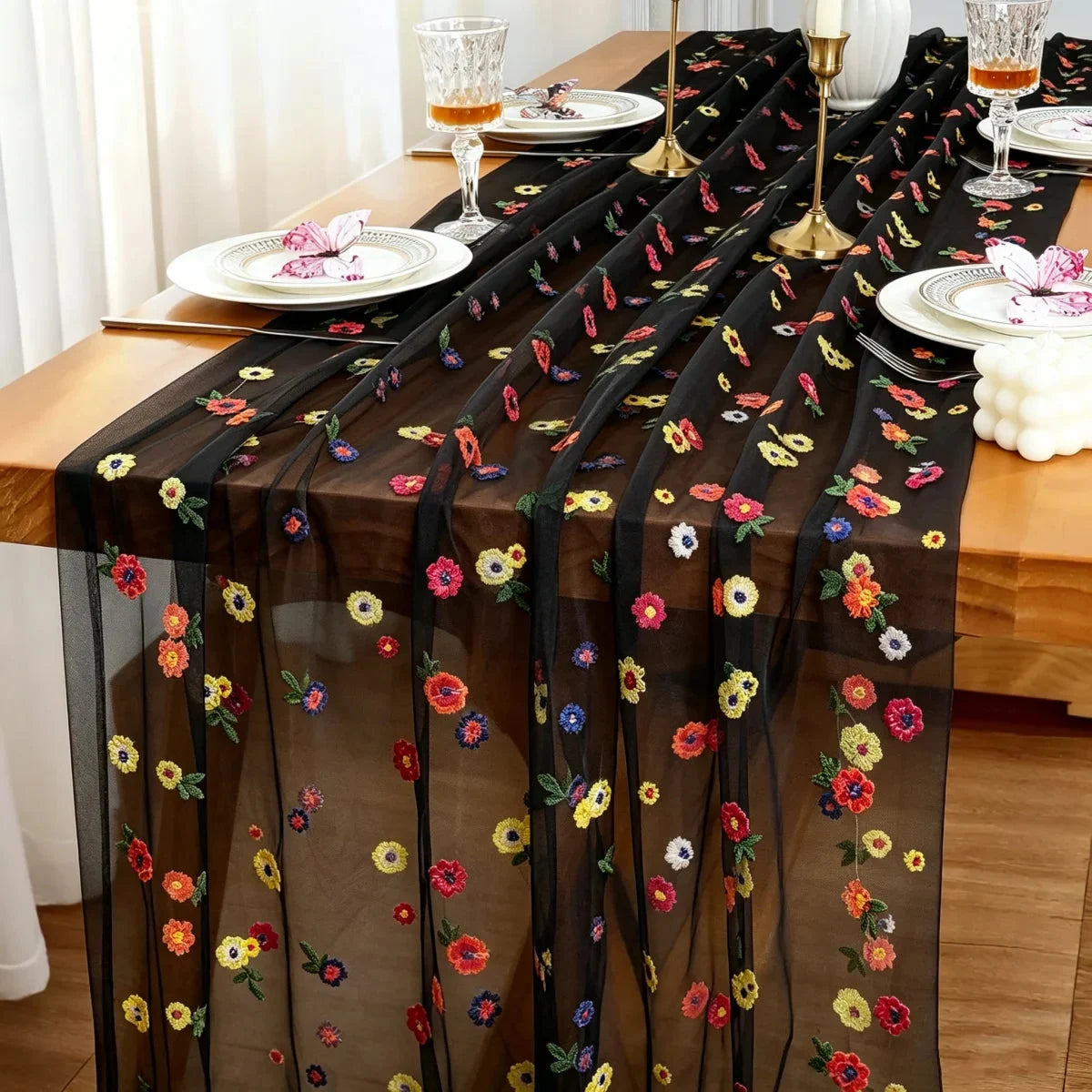 Chemin de table en tulle marguerites noir sur une table