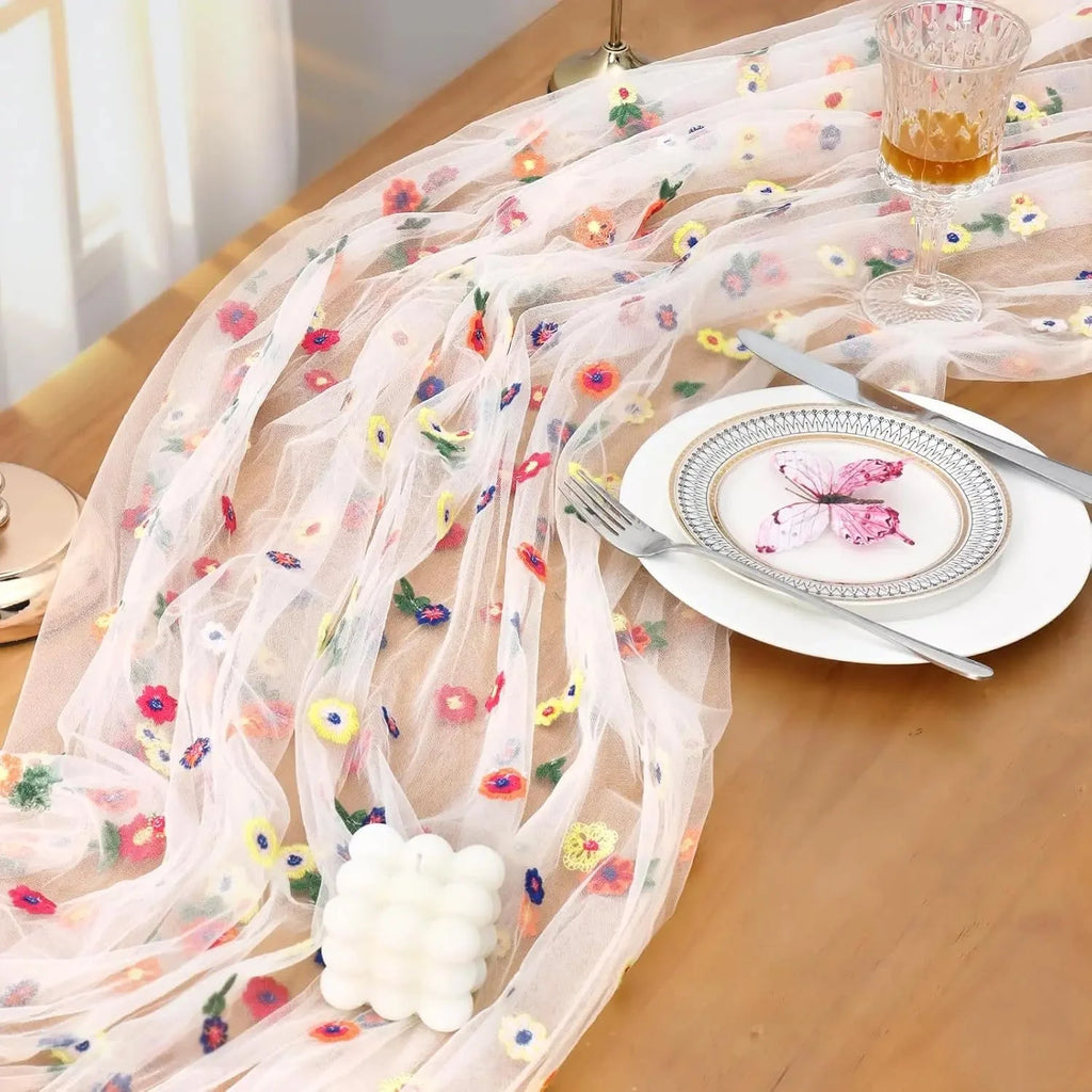 Chemin de table tulle rose poudré aux fleurs brodées — table dressée