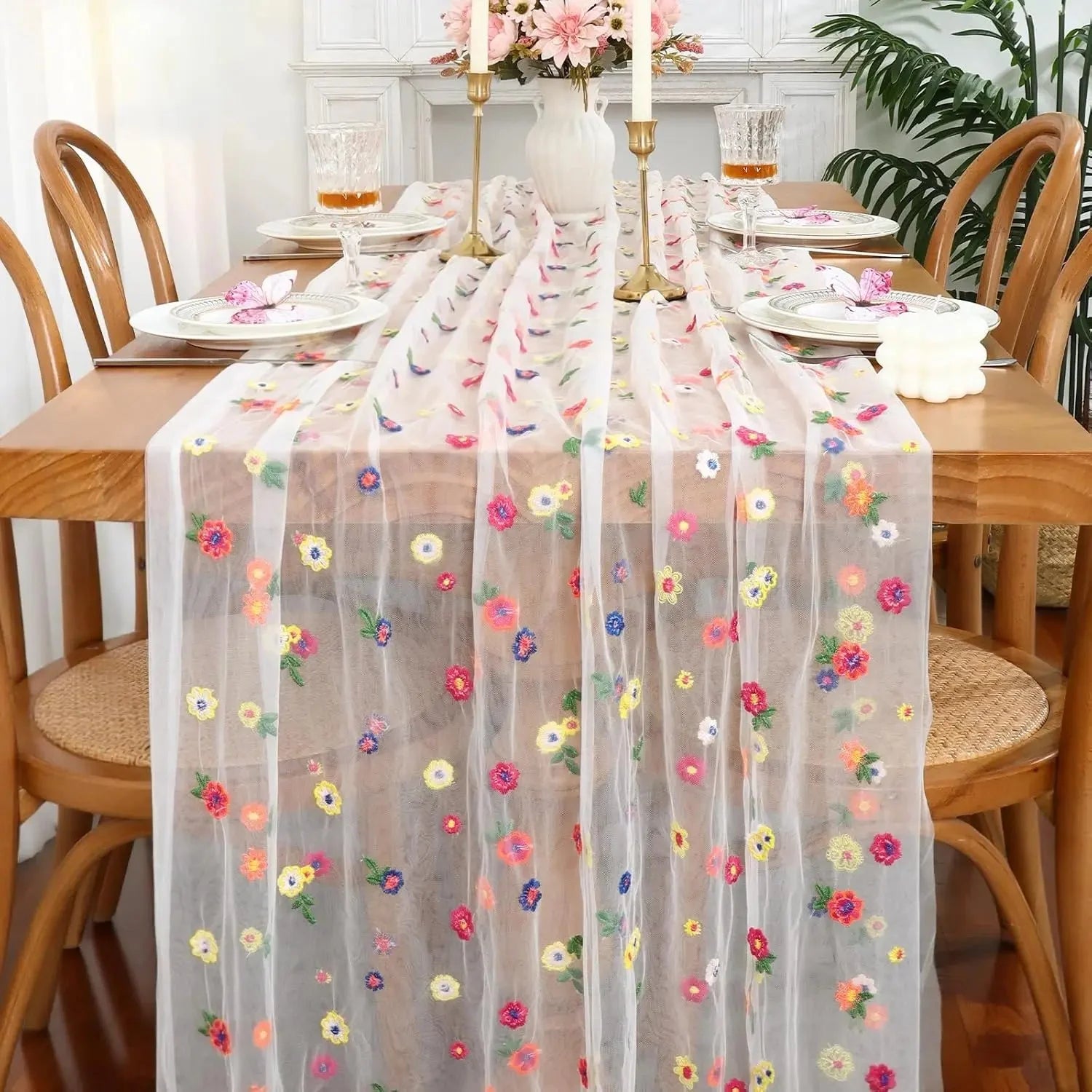 Chemin de table en tulle marguerites sur une longue table de réception
