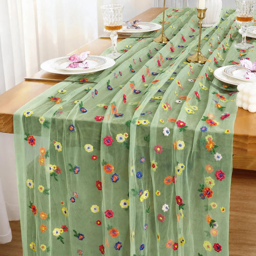 Chemin de table en tulle marguerites vert sur une table en bois