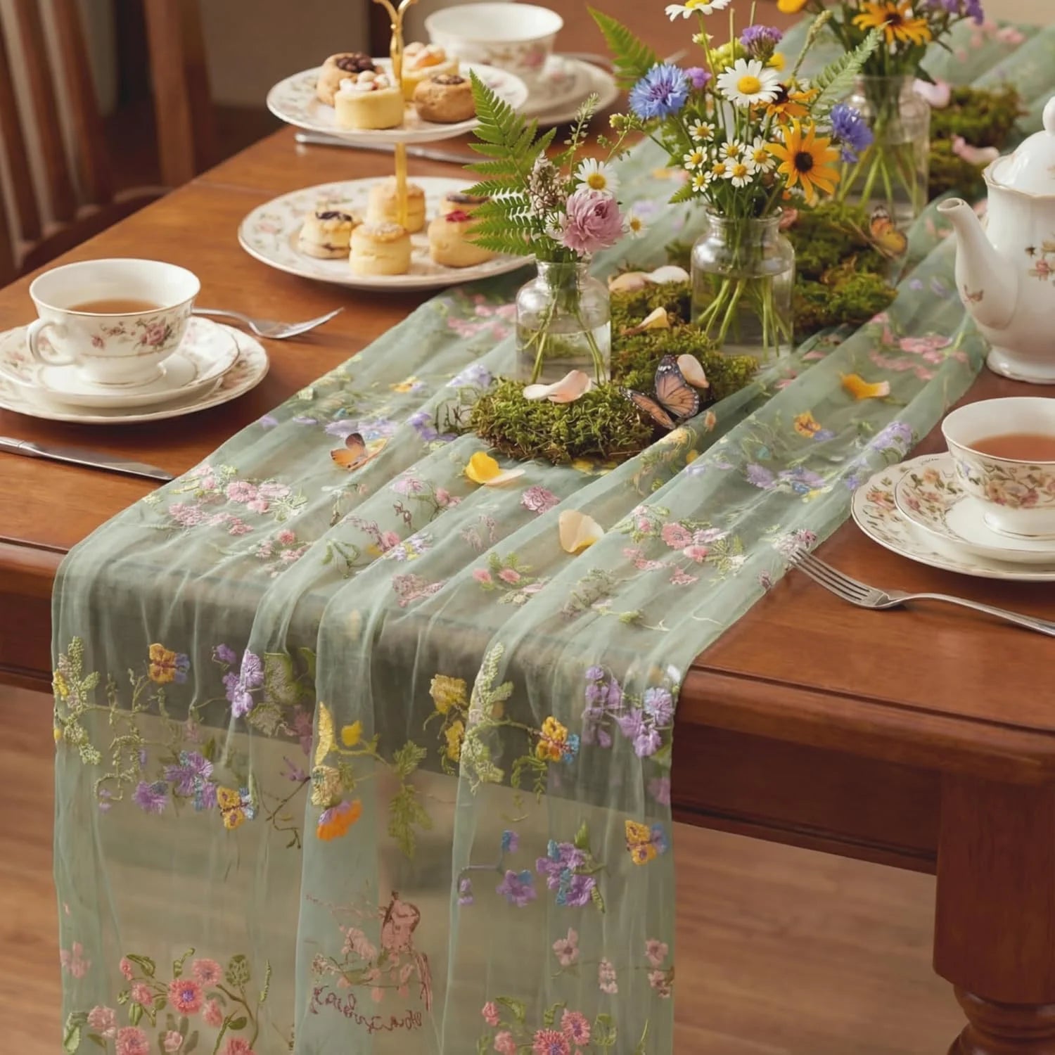 Chemin de table à marguerites vert — voile vert fleuri sur une table de fête