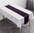 Chemin de table en satin violet prune sur une table de réception