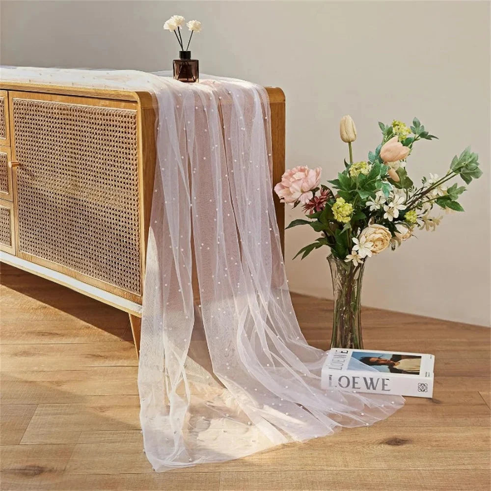 Chemin de table en tulle blanc perlé avec vase de roses
