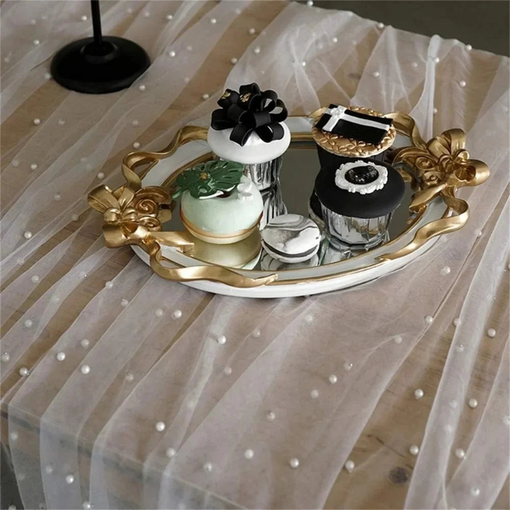 Chemin de table en tulle perlé — plateau et bougies