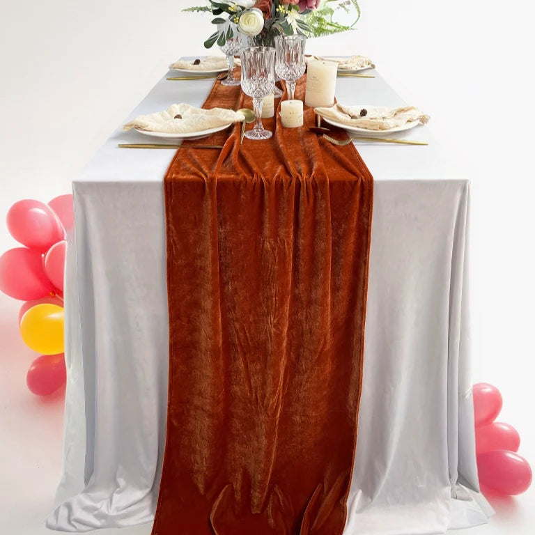 Chemin de table en velours marron terracotta — table de fête aux ballons