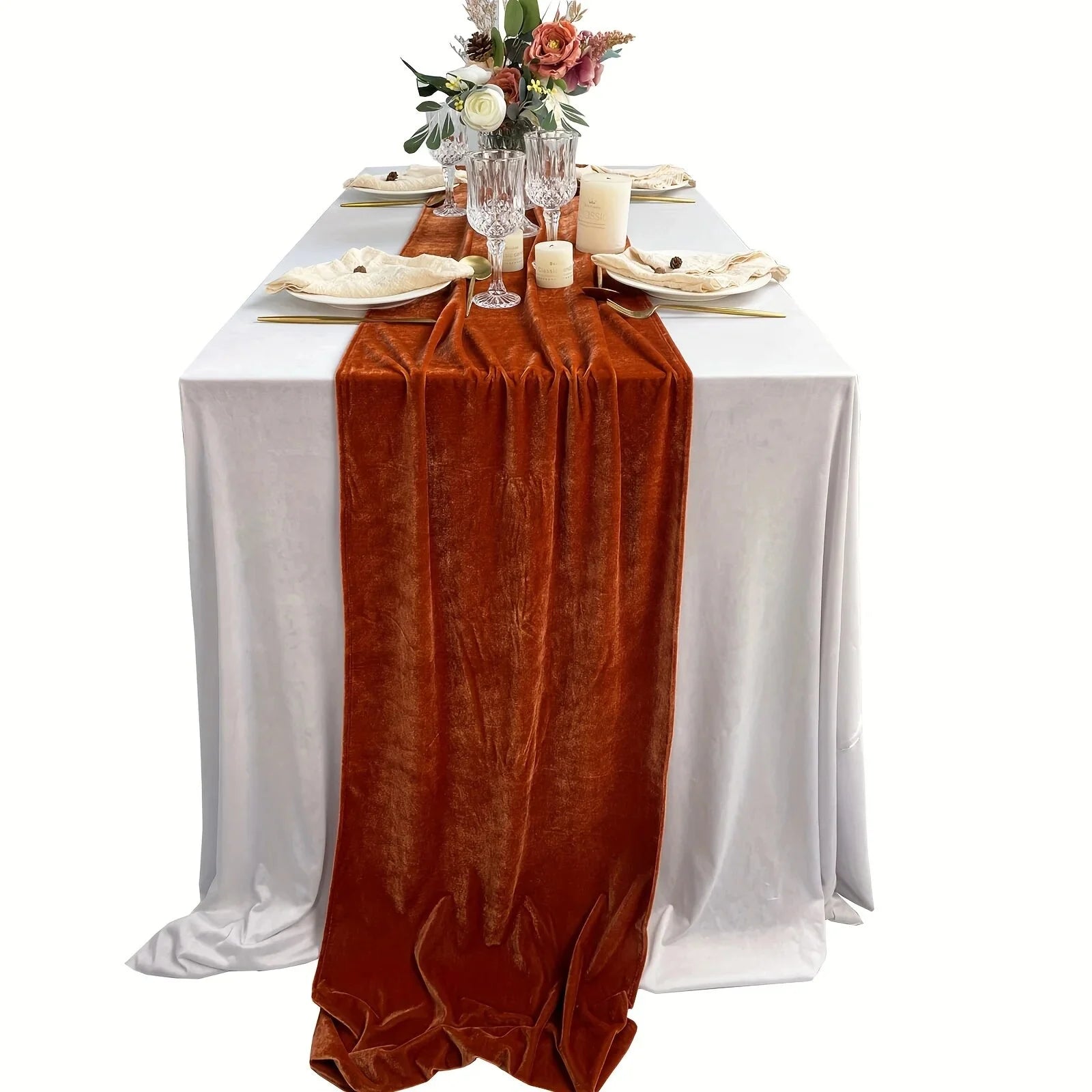 Chemin de table en velours marron sur nappe blanche — réception élégante