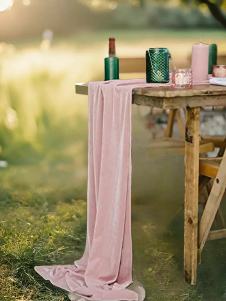 Velours rose poudré tombant au sol — table champêtre aux bougies vertes