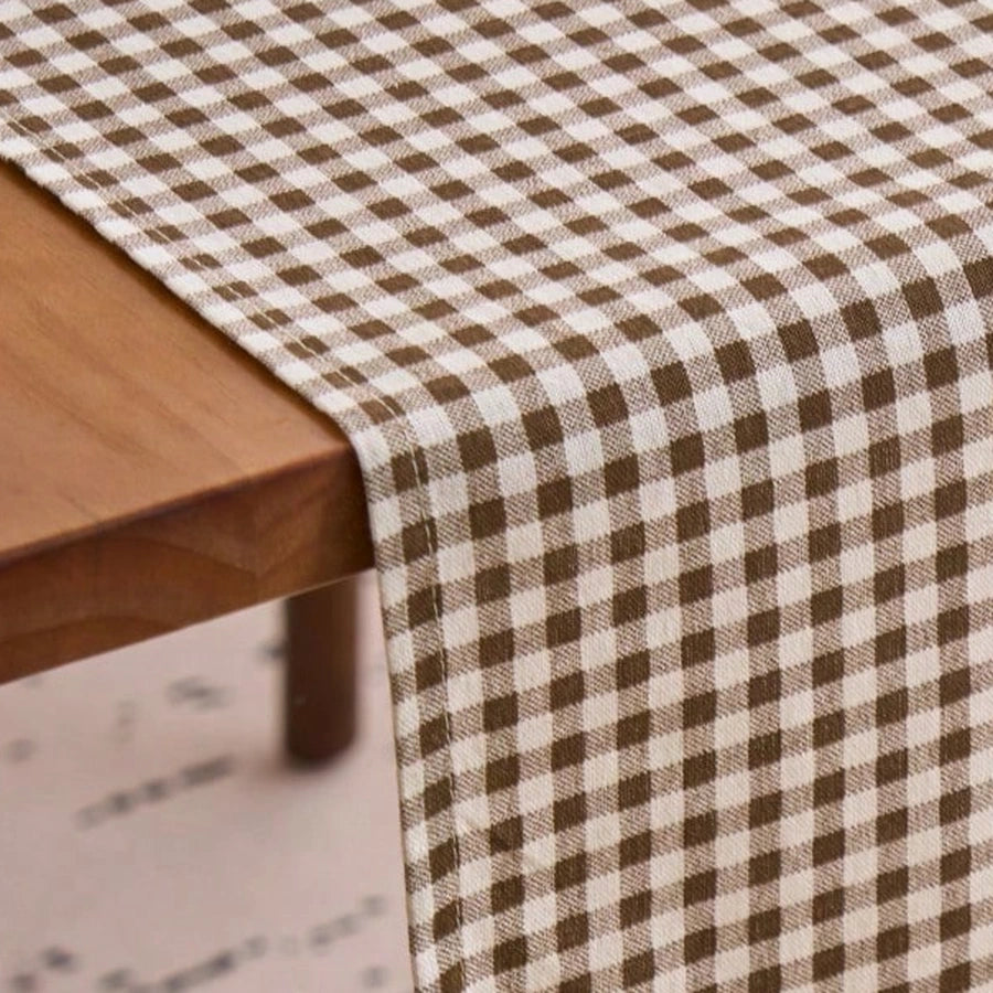 Gros plan du tissage à carreaux vichy marron et blanc