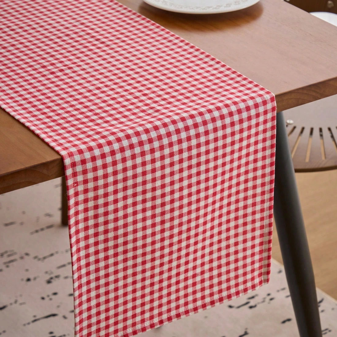 Chemin de table à carreaux vichy rouge et blanc drapé sur une table en bois