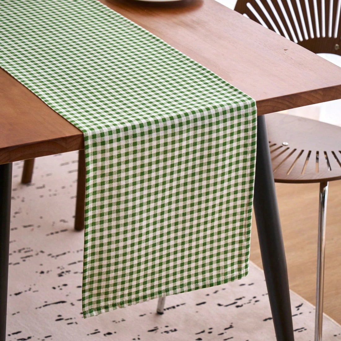 Chemin de table à carreaux vichy vert et blanc drapé sur une table en bois